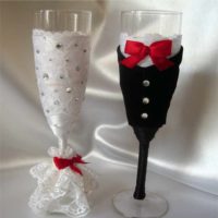 An example of unusual design of wedding glasses design