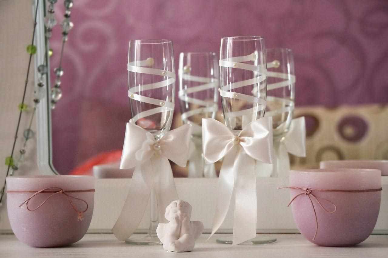 the idea of ​​brightly decorating the design of wedding glasses