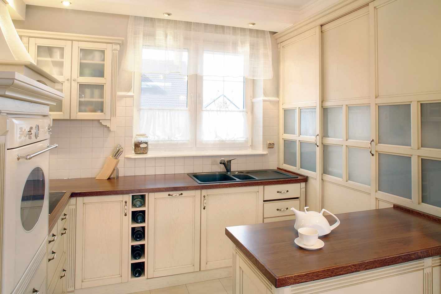l'idea di una bella finestra in stile in cucina