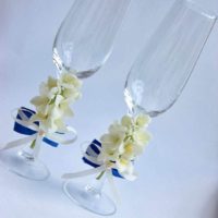 example of a beautiful decoration of the decor of wedding glasses picture