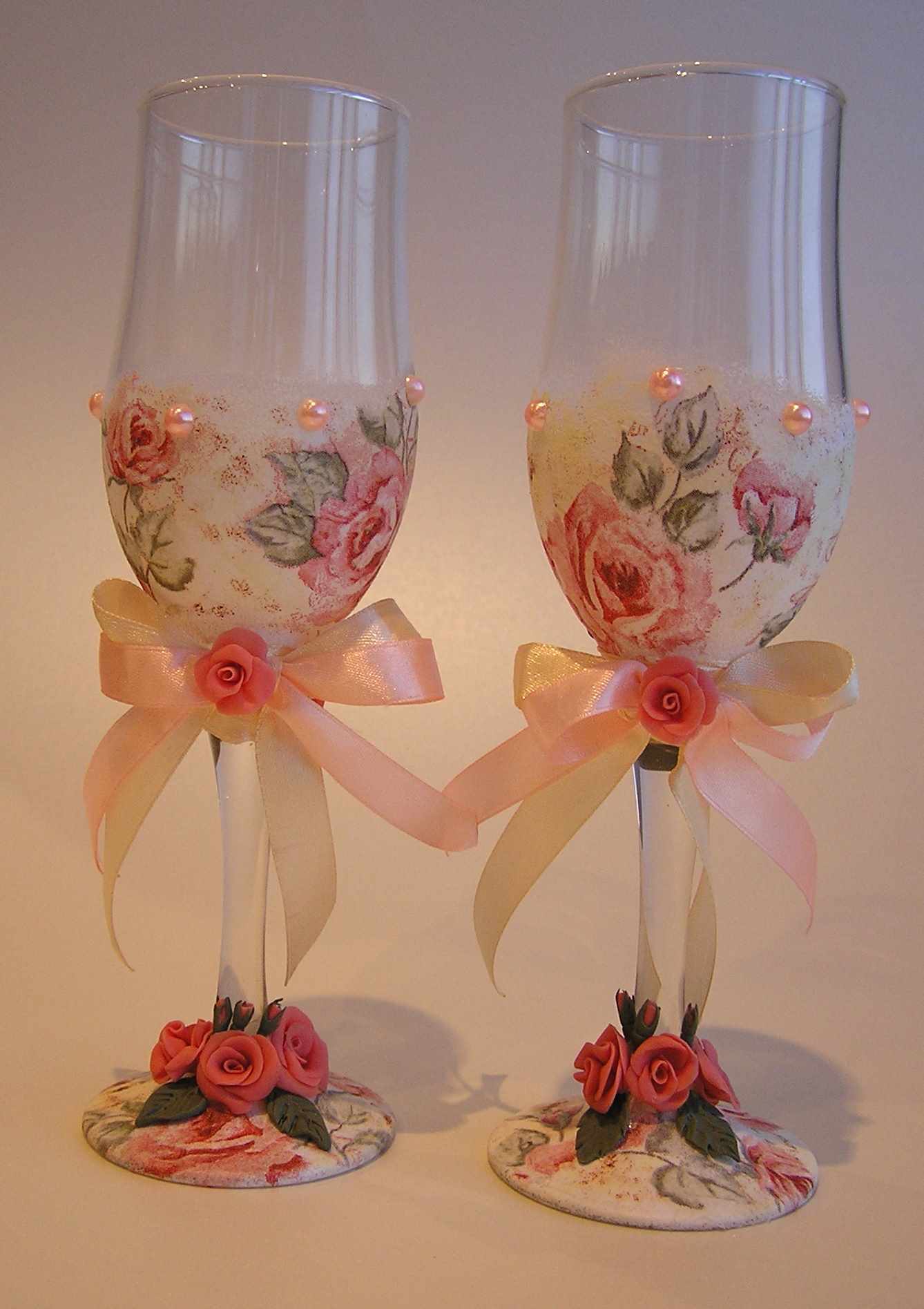 An example of a beautiful design of the design of wedding glasses