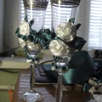 idea of ​​unusual decoration of the style of wedding glasses photo