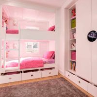 Un esempio di un design leggero per la camera da letto di una ragazza