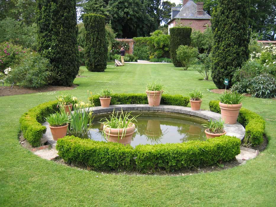 Regular style garden pond