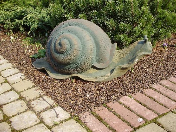 Sculpture in the form of a snail near the hell path
