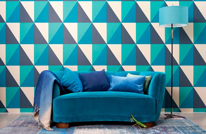 Wallpaper with rhombuses on the living room wall