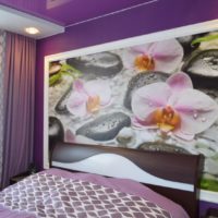 Large flowers on the mural in the bedroom
