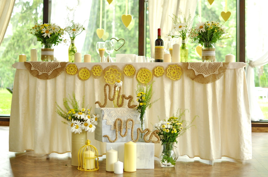 Retro style wedding table decoration