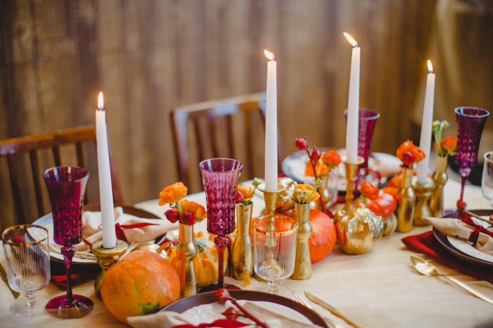 Decorating a wedding table with candles