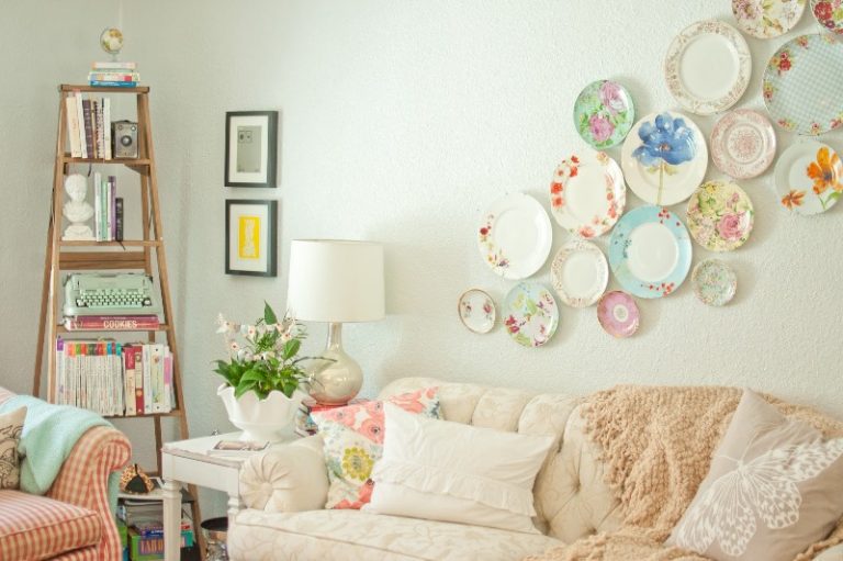 Decorating the walls above the sofa in the living room with plates