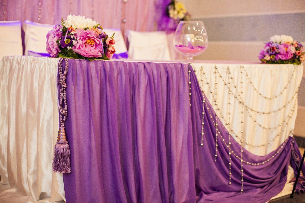 Decorating the edge of the wedding table with a thick fabric