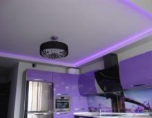 versione del design luminoso del soffitto nella foto della cucina