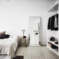 Un esempio di un design leggero del design della parete nella foto della camera da letto