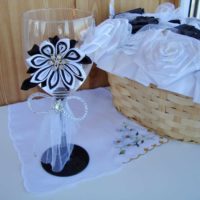 variant of beautiful decoration of the design of wedding glasses picture
