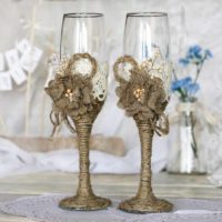 idea of ​​light decoration for design of wedding glasses photo