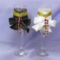 idea of ​​light decoration for the decor of wedding glasses picture