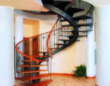 version du bel escalier intérieur dans une photo de maison honnête
