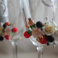 An example of a bright decoration of the style of wedding glasses