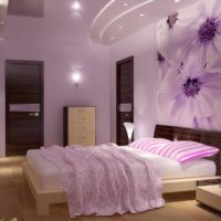 Un esempio di leggera decorazione dello stile delle pareti nella foto della camera da letto