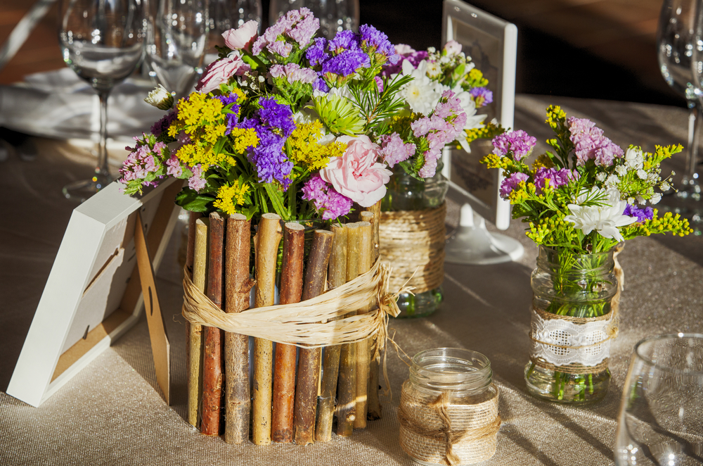 Vase de brindilles sur une table de mariée