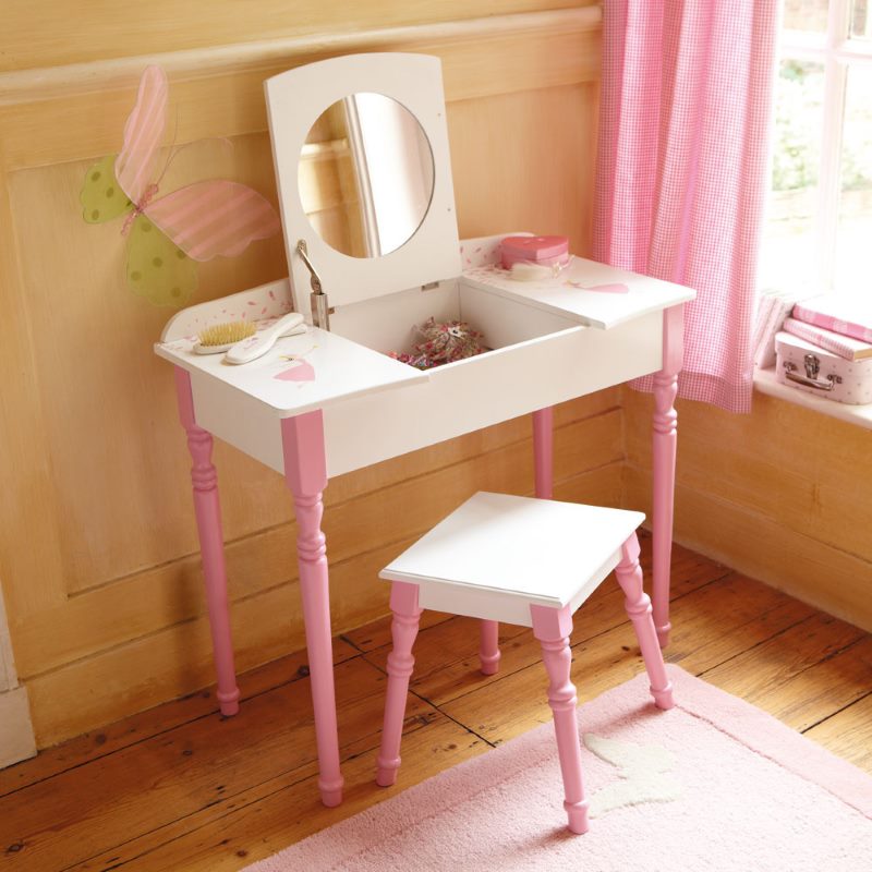 Petite table avec un miroir dans la conception de la chambre des enfants de la fille