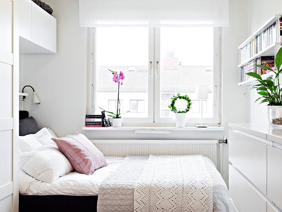 Interno fai-da-te di una piccola camera da letto nei colori bianco