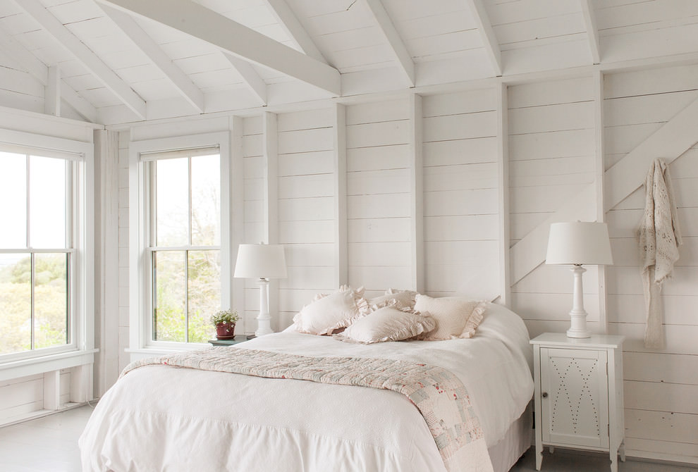Intérieur de la chambre à coucher en bois blanc