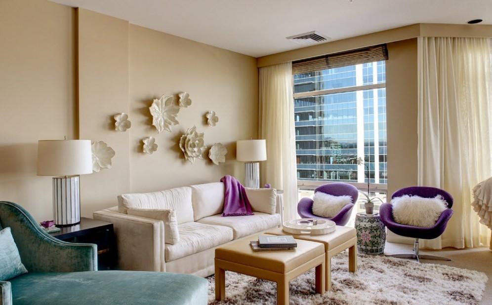 Design elegante del soggiorno in colori pastello