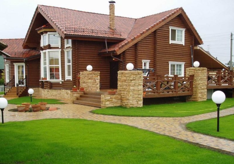 Maison en rondins en pierre avec terrasse