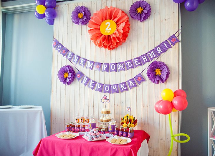 Decorating a girl's room with paper flowers for a birthday