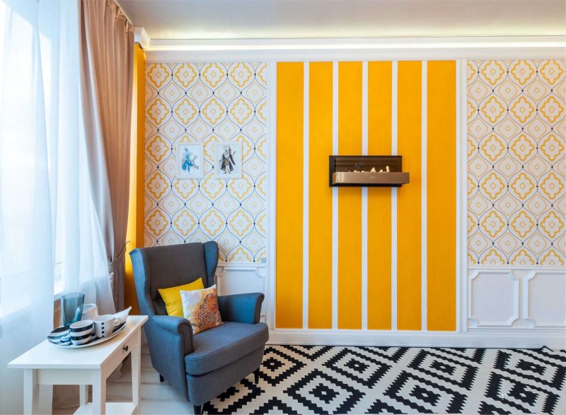 Ryškiai oranžinės spalvos tapetų juostelės šviesiame gyvenamajame kambaryje