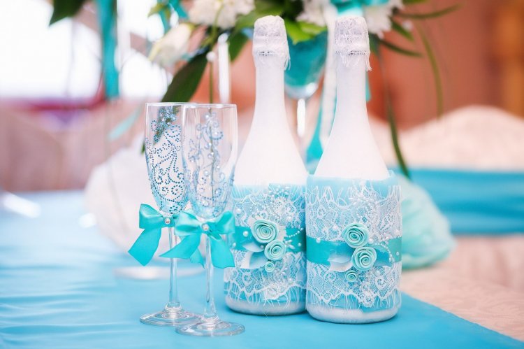 Do-it-yourself lace champagne decoration for a wedding