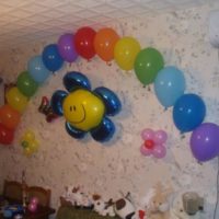 Guirlande de boules sur le mur d'une chambre d'enfants