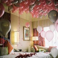 Decorating a nursery with balloons