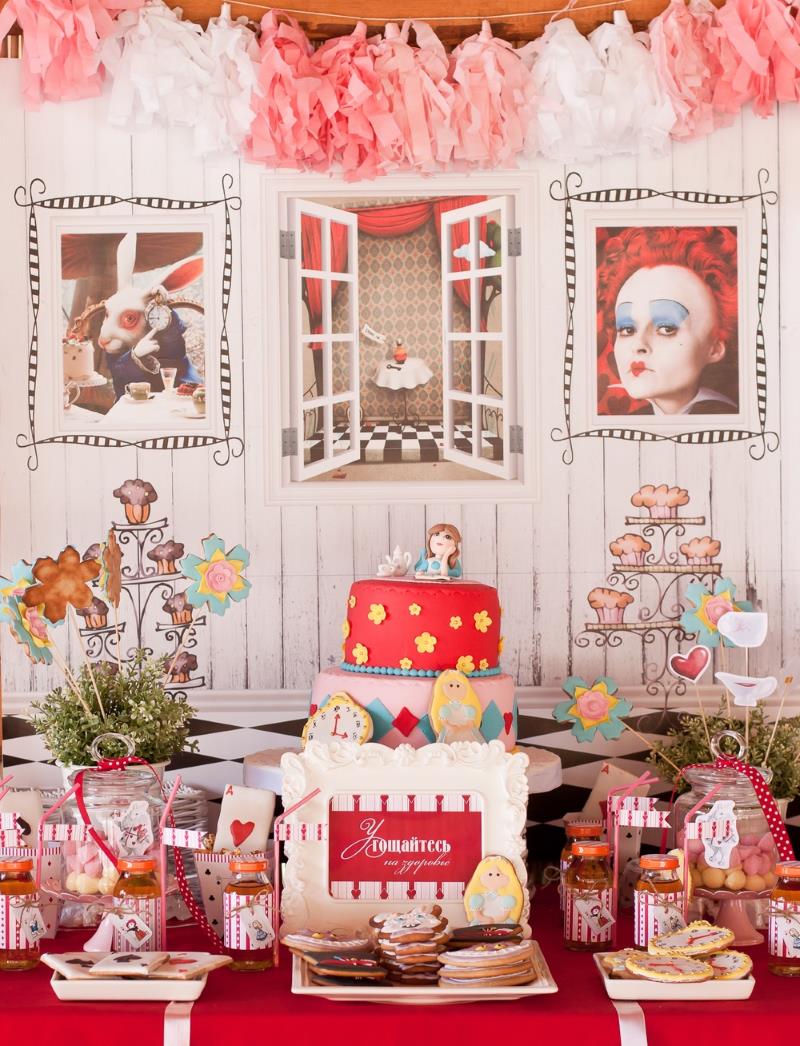 DIY children's room decoration in the style of Alice in Wonderland