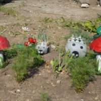 Figurines de jardin en matériaux improvisés