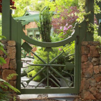 Cancello da giardino in legno con pilastri in pietra