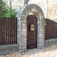 Arco in pietra sopra il cancello del cottage
