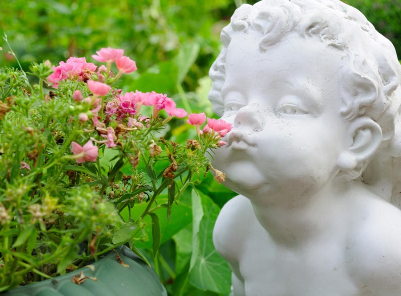 Statuetta decorativa di un ragazzo per decorare un piccolo giardino