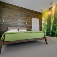 The combination of green and brown in the bedroom