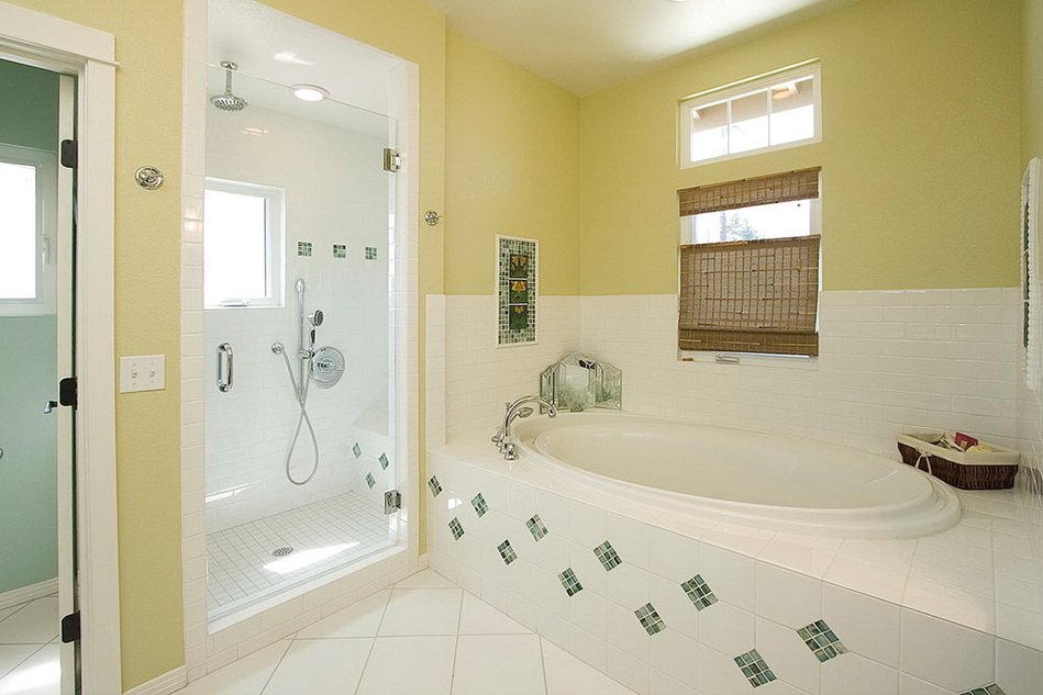 The combination of white and light green tiles in the interior of the bathroom
