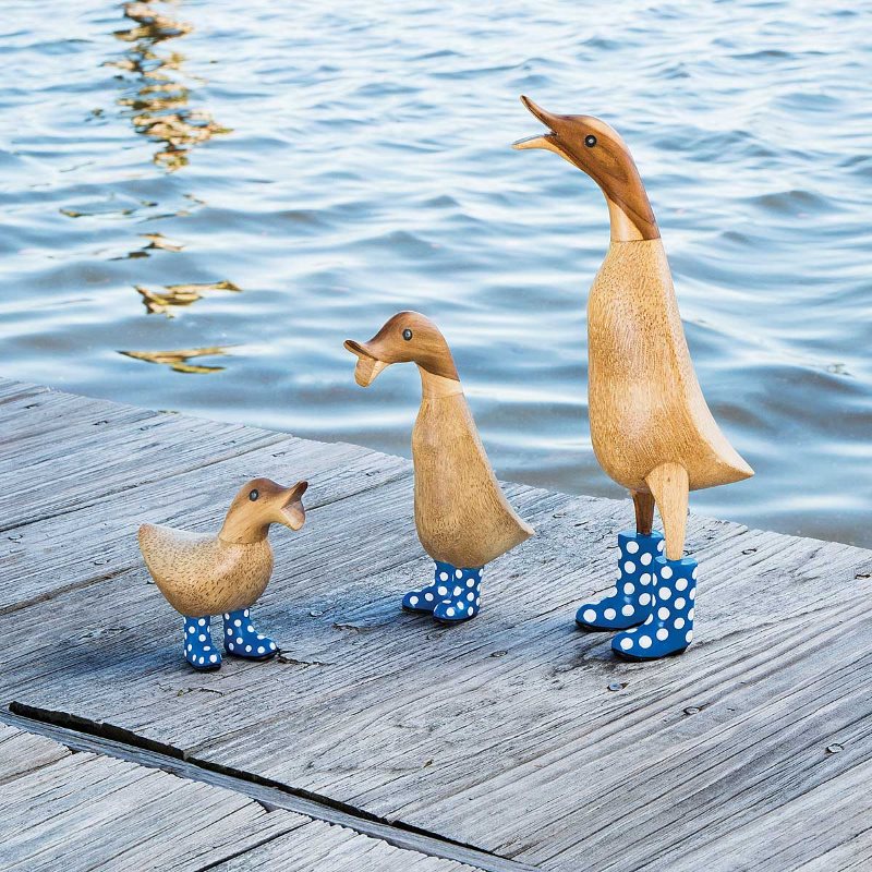 Canards en bois décoratifs sur la rive d'un chalet d'été