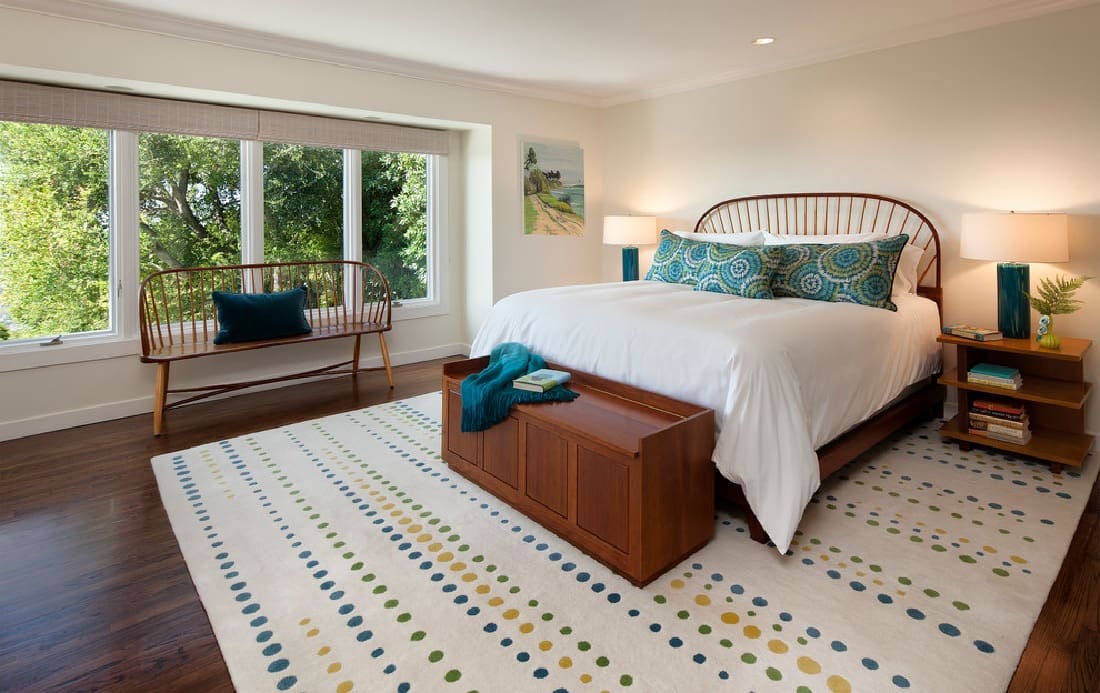 Camera da letto dal design minimalista con letto in legno.