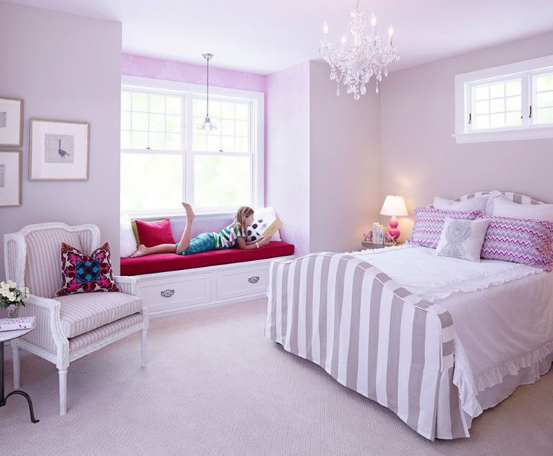 Interni delicati color lavanda con l'aggiunta di tonalità lilla per la camera da letto delle donne