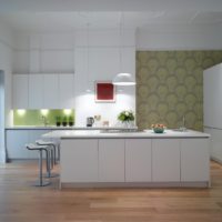 Highlighting zones using wallpaper in the kitchen