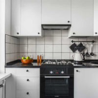 Tiled apron in kitchen wall design