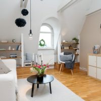 White walls and tan floor in odnushka design
