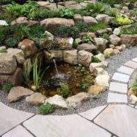 Do-it-yourself small decorative pond made of stone