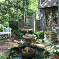 Piccolo stagno con fontana in un giardino privato