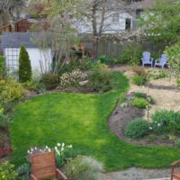 Accogliente giardino fai da te in una piccola area